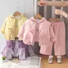 Dulce conjunto de invierno para niños: chaleco acolchado de algodón con manoplas integradas, combinado con una sudadera con capucha y pantalones deportivos de pierna ancha