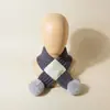 Cachecol de Tricô Cruzado Cor Sólida Estilo Europeu e Americano para Bebê, Novo Modelo com Pompons, Aquecedor de Pescoço Infantil para Outono e Inverno, Cobertura de Pescoço Versátil para Crianças