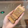 Madera de Durazno Ciprés Rojo "El Dinero Está Llegando" Dos Pasteles Cuadrados Accesorios Accesorios Wenwan Joyería DIY