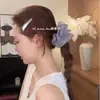 Dulce scrunchie de lunares de doble capa con malla y encaje de color contrastante, adecuado para coletas bajas y moños, un accesorio para el cabello moderno y versátil