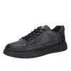 Novos sapatos casuais de couro masculinos, tênis esportivos versáteis da moda e estilosos para atividades ao ar livre, direto do fabricante