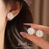 Aretes Redondos de Perla con Goteo de Aceite Flor de Aguja Plateada, Aretes de Temperamento Fresco y Dulce, Aretes de Lujo Ligero de Gama Alta al por Mayor