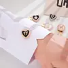 Novos Botões de Liga de Zinco Pérola Flor Rosa para Roupas Femininas Abotoaduras Pequenos Acessórios Decorativos DIY Estilo Chanel para Joias