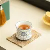 Tazas de té plateadas y azules pintadas a mano con diseño de loto, incluyendo una taza maestra y una taza con junta de bambú, un juego de exquisita vajilla de cerámica para té y una caja de regalo para degustación de té