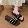 Estas chanclas elegantes, de suela gruesa y tacón de cuña son perfectas para usarlas al aire libre y combinan maravillosamente con vestidos, creando un nuevo look deslumbrante y sofisticado de estilo chino.