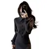Un conjunto de dos piezas súper elegante y acogedor para el invierno, que presenta un suéter holgado, moderno y suave y una falda midi.