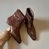 Botas de tornozelo quadradas retrô francesas para mulheres, outono e inverno, com fivela de cinto, design interno que aumenta a altura, cor marrom, versátil e com zíper traseiro