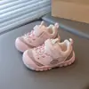 Tênis esportivo infantil estilo coreano, novo modelo outono 2026, tênis de corrida de couro para meninos com velcro, tênis casual para meninas, disponível para atacado