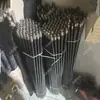 A haste de empurrar do rastreador de perfuração de mina se move lenta e suavemente com velocidade uniforme.