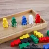 Los fabricantes producen varios tipos de piezas de ajedrez, juegos de mesa, juguetes para niños, material didáctico y otras artesanías de madera