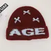 Gorro de alta calidad de mezcla de lana coreana, perfecto para otoño e invierno, hace que tu cara se vea más pequeña, presenta un patrón de jacquard con letras y tiene un ajuste holgado y cómodo