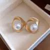 Pendientes de Botón de Perla Geométrica Aguja de Plata para Mujer Joyería de Oreja de Temperamento de Gama Alta de Nicho Nueva Moda 2026 Pendientes de Commute Venta al por Mayor