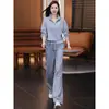 Elegante atuendo de otoño para mujer: un conjunto de dos piezas que incluye una sudadera de retazos a rayas con cuello, y pantalones de pierna ancha, diseñados para ser favorecedores, versátiles y casuales