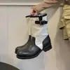 Botas de ganga novo estilo, bico redondo, estilo Western retrô, fivela de couro, nicho, 2026, quatro estações, botas de cano médio, botas da moda, versátil, salto