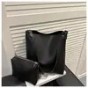 Bolso de Color Sólido para Viajes de Negocios para Mujer 2025 Otoño e Invierno Nueva Moda Simple de un Solo Hombro Cruzado Bolso de Suegra Estilo Extranjero Bolso Cubo