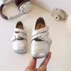 Sapatos pequenos de couro personalizados 2026 estilo coreano outono nova chegada sapatos de sola macia para meninas sapatos de cadarço cruzado de renda para meninas sapatos de princesa