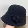 Chapéu de lã feminino, versátil e afina o rosto, chapéu quente de outono e inverno para senhoras, chapéu equestre simples e moderno com topo redondo e estampa floral