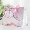 Bolsa de presente com padrão floral em mármore de tom frio e luxo leve, embalagem de presente com atmosfera de Dia dos Namorados, bolsa de mão resistente e à prova d'água