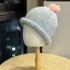 Gorro Tejido Lindo Estilo Coreano con Bola de Pelo para Mujer Nuevo Otoño e Invierno Cálido Gorro con Protección para Orejas Moda Sombrero de Lana Rizado