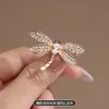 Broche de Mariposa para Mujer Sentido de Gama Alta Nicho Venta al por Mayor Pin de Perla Temperamento Fijo Metal Traje Joyería de Perlas