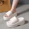 Novos chinelos femininos antiderrapantes EVA com sola super grossa e elevação de altura, super macios, sensação de merda para uso no verão, dentro e fora