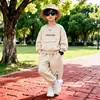 Conjunto de Moletom Outono para Meninos 2026 Novo Conjunto Esportivo Duas Peças Infantil Estilo Streetwear Cool Marca Tendência