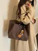 Bolso tejido retro 2026 de alta gama, nuevo diseño de moda, bolso de hombro de gran capacidad para ir al trabajo, bolso tote para debajo del brazo, estilo popular