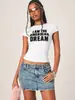 Camiseta curta estampada com letras estilo americano da moda, modelagem justa, gola redonda, elástica, cropped e perfeita para um look estiloso e moderno.