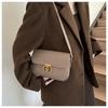 Bolso de estilo occidental para mujer 2023 otoño e invierno popular bolso de mujer de alta calidad bandolera de un solo hombro retro cadena con candado pequeño bolso cuadrado