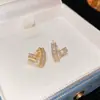 Brincos de Pérola com Franja de Pétalas Estilo Fresco de Férias Agulha de Prata Luxo Leve High-End Modernos Doces e Delicados Acessórios de Orelha