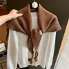 Nueva colección de otoño e invierno: Bufanda triangular de alta gama para mujer, con un diseño relajado y elegante, de corte irregular y que proporciona calidez como capa exterior.