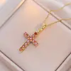 Colar Feminino Colorido Zircônia Joias Design de Nicho Pingente Cruz Completo em Diamante Colar Corrente de Clavícula em Aço Inoxidável