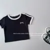 Camiseta Infantil Estilo Coreano Manga Curta Verão 2026 Nova Fashionável Versátil Gola Redonda Color Block Bordada Top Curto