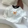 Nueva camiseta base de manga larga para niños 2026 nuevo estilo unisex color block para bebé cuello redondo camiseta top de corazón de dibujos animados primavera y otoño