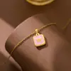 Acero de Titanio 18K Placa Cuadrada Mariposa de Nácar Relieve Cuentas Espaciadoras Collar para Clavícula para Mujer, Diseño de Nicho con un Estilo de Hada de Alta Gama