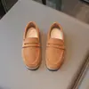 Mocasines de gamuza estilo británico para niños, nuevo modelo primavera y otoño 2026, zapatos slip-on para niños, zapatos versátiles de cuero para niñas