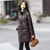 Jaqueta de plumas de alta qualidade para mães jovens, novo modelo de inverno 2026, à prova de frio, elegante casaco feminino quente com capuz de plumas de pato branco