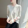 Nueva camiseta de punto bordada estilo chino con cuello redondo, capa interior versátil de manga larga para mujer, top chic estilo chino