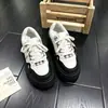 Tênis casuais de sola grossa 2026 cor preto e branco bloco de cores xadrez cadarço aumento de altura sola macia leve respirável versátil antiderrapante sapatos femininos