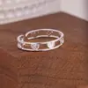 Anéis de Casal Vazados Únicos em Formato de Coração, Acessório de Moda Feminino de Luxo Leve com Anéis de Cristal com Design Microincrustado