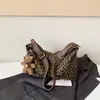 Estilo perezoso bolso pequeño plisado estampado de leopardo para mujer 2026 nuevo bolso de mano retro otoño e invierno sensación de alta gama bolso cruzado con correa ancha