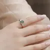 Anillo Cruzado Nuevo Clásico Forma de Huevo Piedra de Musgo Verde Natural Anillo Dedo Índice Agata de Hierba Acuática Incrustado en Garras de Plata S925 Versátil
