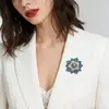 Broche Floco de Neve de Cristal Azul de Luxo Leve e de Alta Qualidade, Liga de Cobre Microincrustada com Zircônio, Pérola Cinza, Acessório de Roupa de Luxo Leve, Alfinete de Novo Estilo