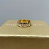 Anel Padrão Diamante com um Toque de Luxo de Alto Padrão, Moda de Luxo Leve Estilo Ins, Anel de Banda Lisa Dourado V Coco Chanel-Inspired para Mulheres, Versão de Alto Padrão CNC