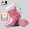 Botas de lluvia de moda para mujer, impermeables y antideslizantes, estilo popular, diseño de caña corta, zapatos de goma de suela gruesa estilo japonés, duraderos, cálidos y adecuados para uso en la cocina