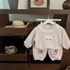 Conjunto de duas peças de moletom quente, estilo cartoon, moderno, forrado com fleece e espesso, com babados, para bebê menina, roupa de menina, nova coleção outono/inverno 2026