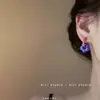 ¡Historia Grotesca! ¡Arete pequeño de flor de color lindo! Pendientes de Color de Diseño Elegante de Nicho Pendientes de Botón Simples