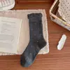 Calcetines de algodón para mujer de otoño e invierno hasta la pantorrilla, calcetines para mujer con patrón oscuro antiolor, calcetines dulces con encaje, calcetines sin costuras, calcetines largos apilables