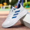 Zapatos de Moda para Hombre 2026 Verano Ligeros Delgados Zapatos para Correr Versátiles Tenis de Suela Suave Zapatos Ultra Ligeros de Tres Rayas para Trotar