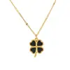Colar Versátil de Aço Titânio com Trevo de Quatro Folhas da Sorte de Luxo Leve para Mulheres, Banhado a Ouro 18K, Sensação de Alto Padrão, Joia com Pingente de Concha Branca Não Desbota